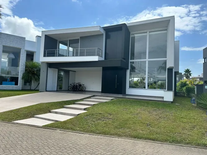 Sobrado à venda com 410 m2 e 5 suítes no Condominio Ocean Side em Torres RS