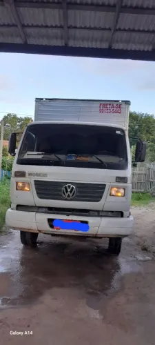 Caminhão baú de fretes 