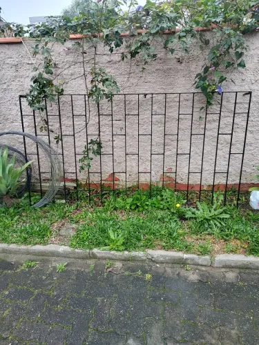 Grade de ferro 2.50 por 1.20 estava colocada em janela...em ótimo estado ....