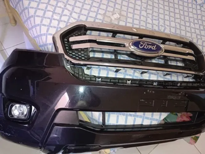 Grade dianteira de Ford Ranger xlt e limited 2024 com para-choque e farol de neblina