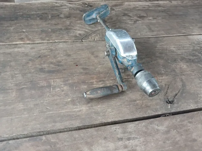 Furadeira manual antiga