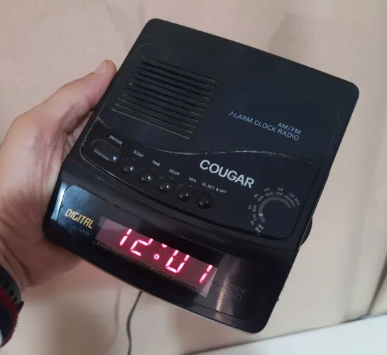 Rádio relógio AM FM antigo RELIQUIA funcionando pequeno 