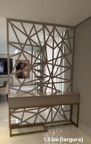 Painel vazado com aparador Dellano