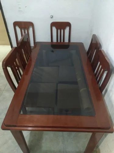 Mesa de madeira com 6 cadeiras e tampo de vidro em bom estado, pequenos detales no verniz.