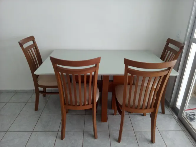 Mesa e cadeiras de madeira