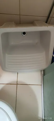 Tanque de lavar roupa em louça branca