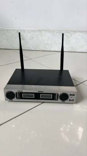 microfone sem fio duplo profissional, modelo Vokal VLR-502.