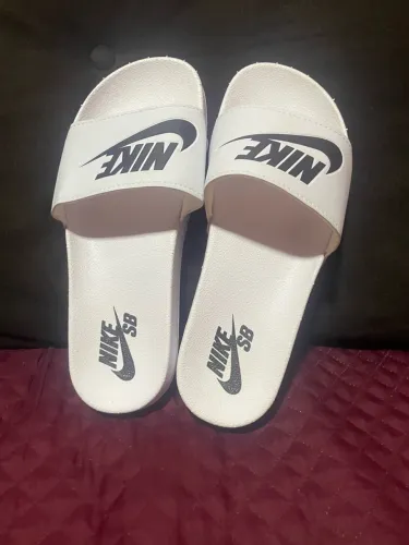 Chinela modelo slide Nike branca