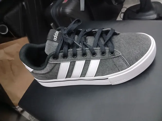Tenis adidas 