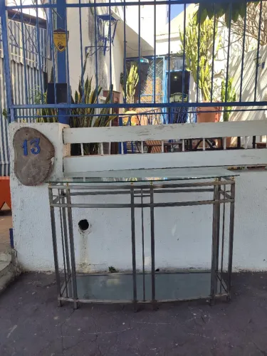 Aparador vintage em ferro e vidro