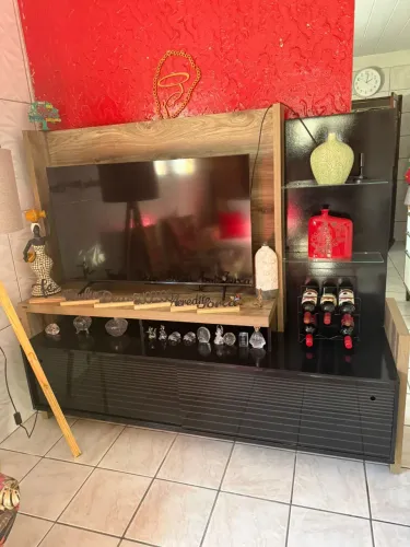 Vendo rack com painel para TV, moderno e muito bem conservado.