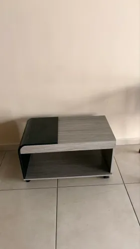 mesa de centro pequena com rodinhas