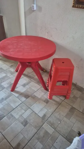Conjunto de mesa e bancos de plástico 