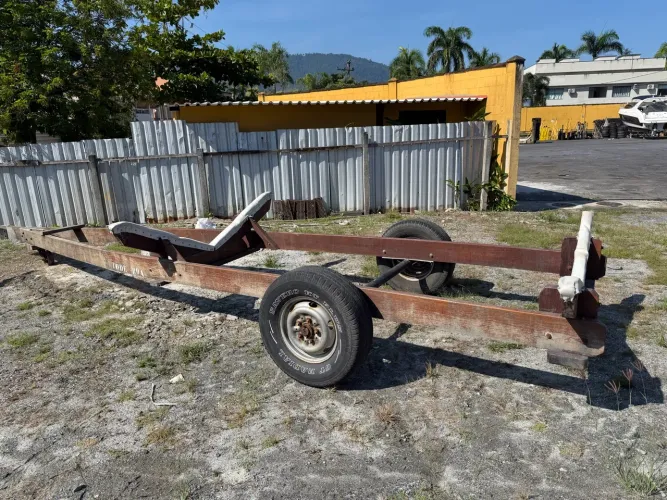 Carreta de encalhe para lancha até 26 pés