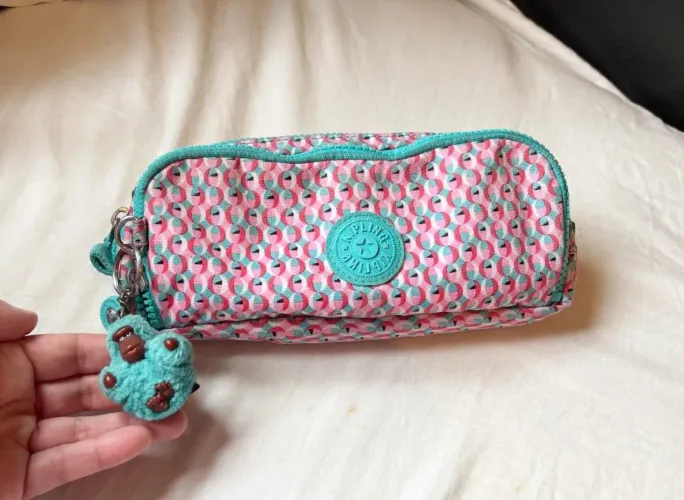 Estojo Kipling Gitroy Original - Estampa Poppy Geo (Raro!) Com o macaquinho