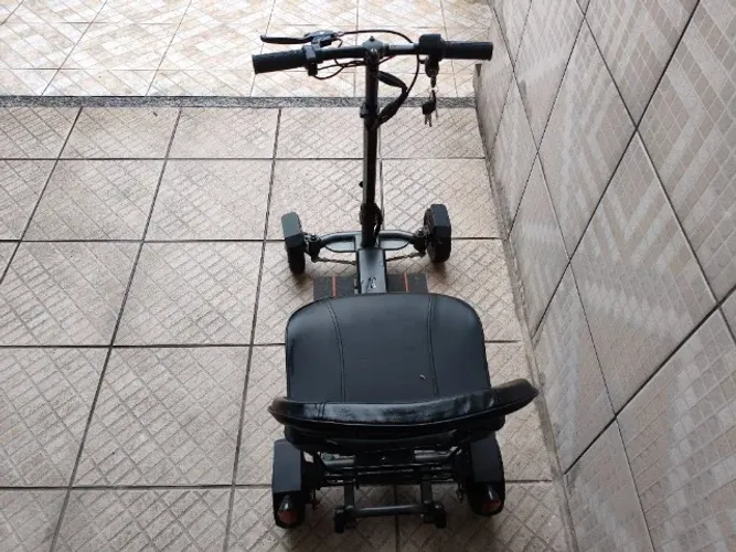 Scooter Elétrica Motorizada com Assento.