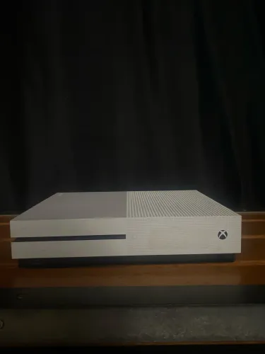  XBOX ONE S EM BOM ESTADO COM 2 CONTROLES