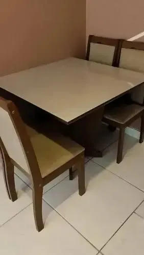 Mesa com 4 cadeiras