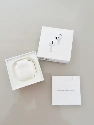 AirPods 4, com cancelamento de Ruído.