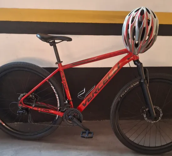 Bicicleta aro 29 com capacete