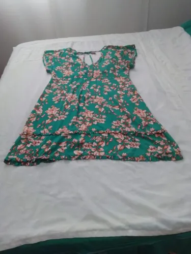 Vestido verde com flores rosas