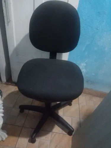 Cadeiras para escritório giratórias e com rodinhas duas com braço e uma alta secretária