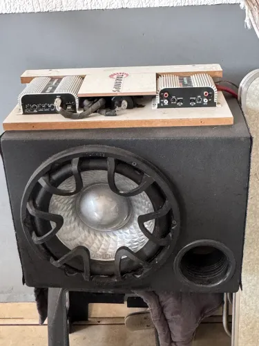 Vende se som automotivo semi novo