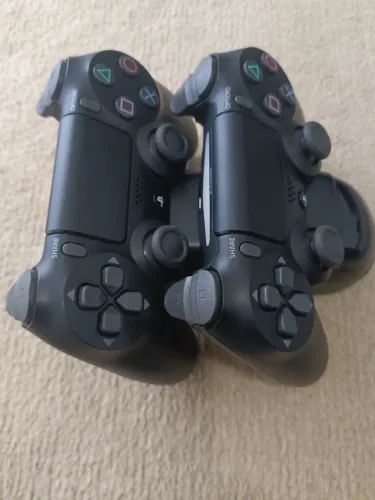 2 Controles Originais PS4 DualShock 4 + Base Carregadora Dobe