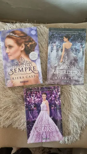Livros lacrados da série "A Seleção"