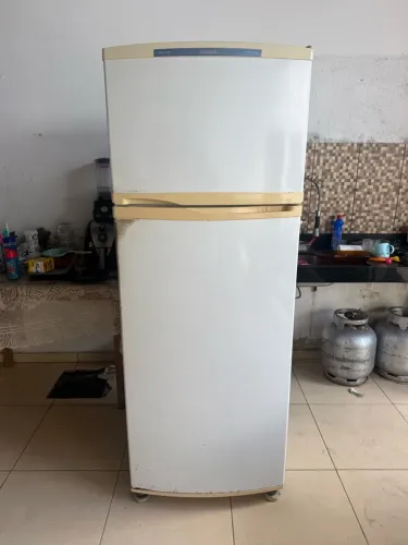 Geladeira cônsul bem novinha grande