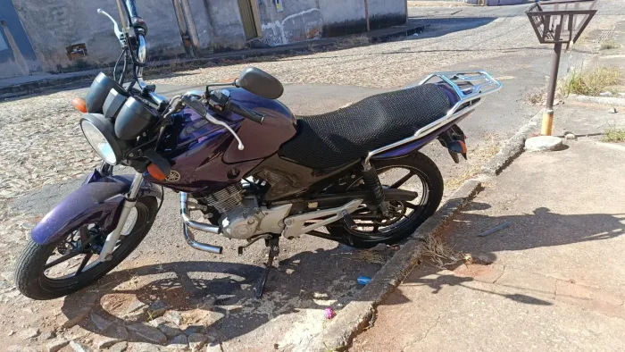 YBR Factor ED 125cc 2011 partida e freio a disco. Rodas de liga leve.