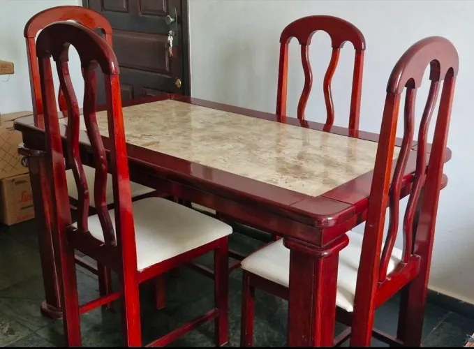  Mesa de madeira com tampo de Granito 