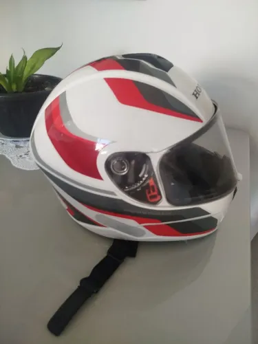 Honda HFS branco e vermelho, com acabamento brilhante