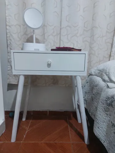 Vendo mesinha para por ao lado da cama.