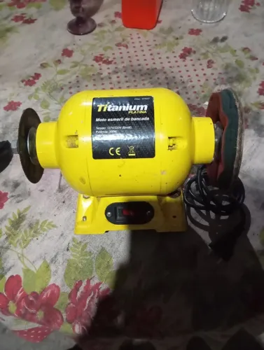 Vendo esmeril de bancada Titanium. 300w bivolt. Novinho
