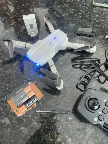 ? VENDO DRONE COM CONTROLE E ACESSÓRIOS!