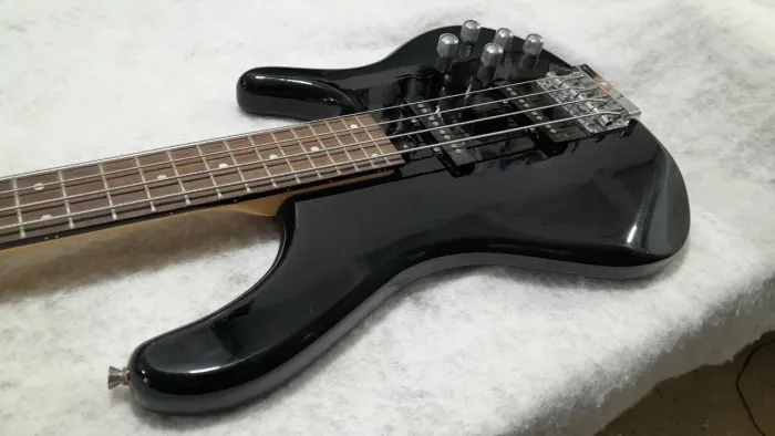 Baixo Tagima Millenium 4 cordas Black piano 