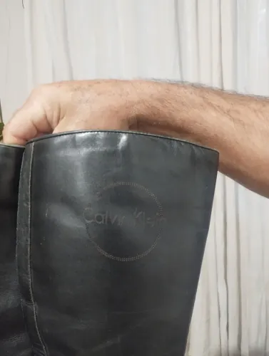 Duas botas uma preta e uma marrom