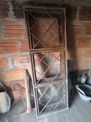 Janela de Ferro com Grade e Vidros