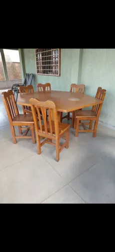 Mesa geométrica de mogno