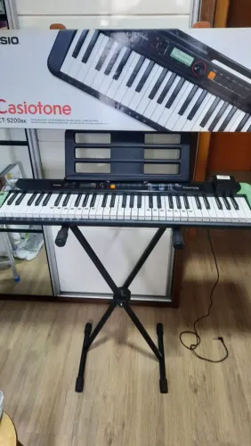 Teclado Casiotone com mesa e pedal
