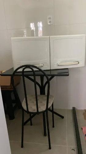 Mesa e armário