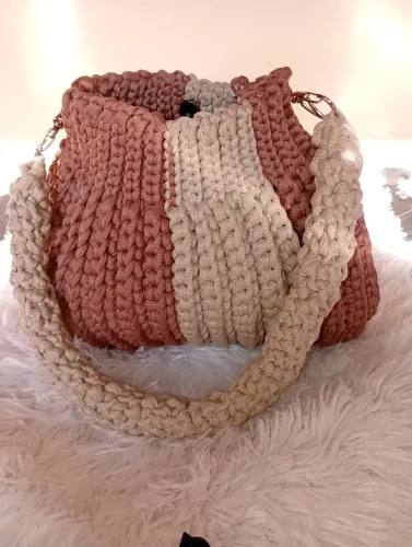 Bolsa de crochê chocolate e creme