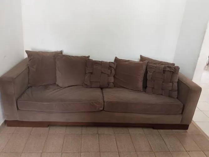 Sofá imbuia 04 lugares medindo 2x90