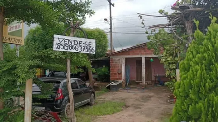? VENDE-SE CASA COM + 2 CASAS GEMINADAS, ÀS MARGENS DA CE-085, PARAIPABA, SETOR D-2 ?