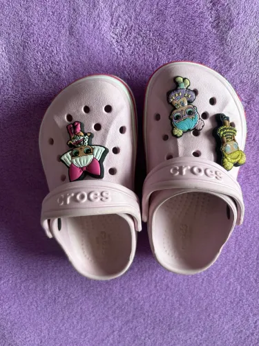 Crocs com broches da LOL - tamanho C8