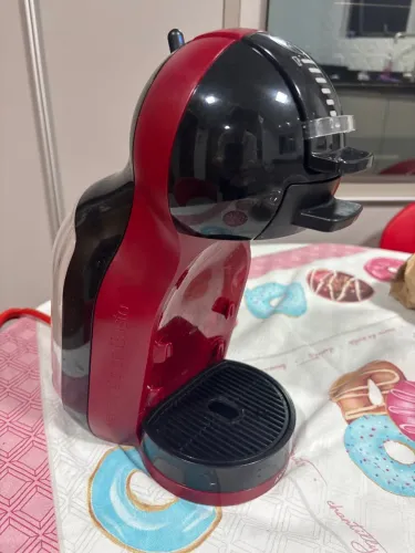 Cafeteira Dolce Gusto vermelha 220V