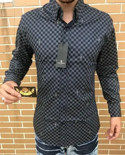 camiseta masculina preta LV