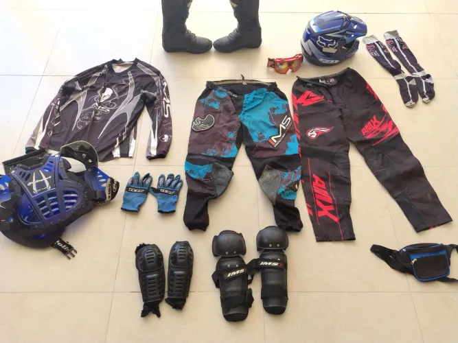 Roupa e acessórios de trilha para moto