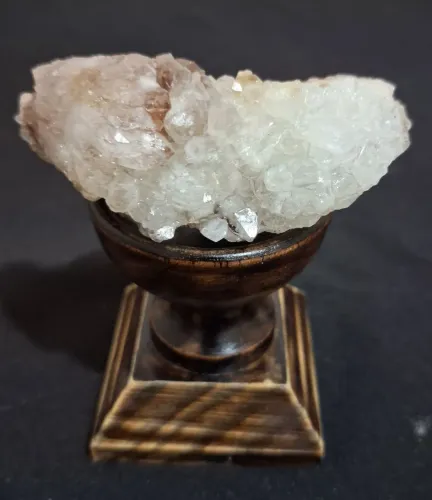 pedra pinha de cristais com base madeira